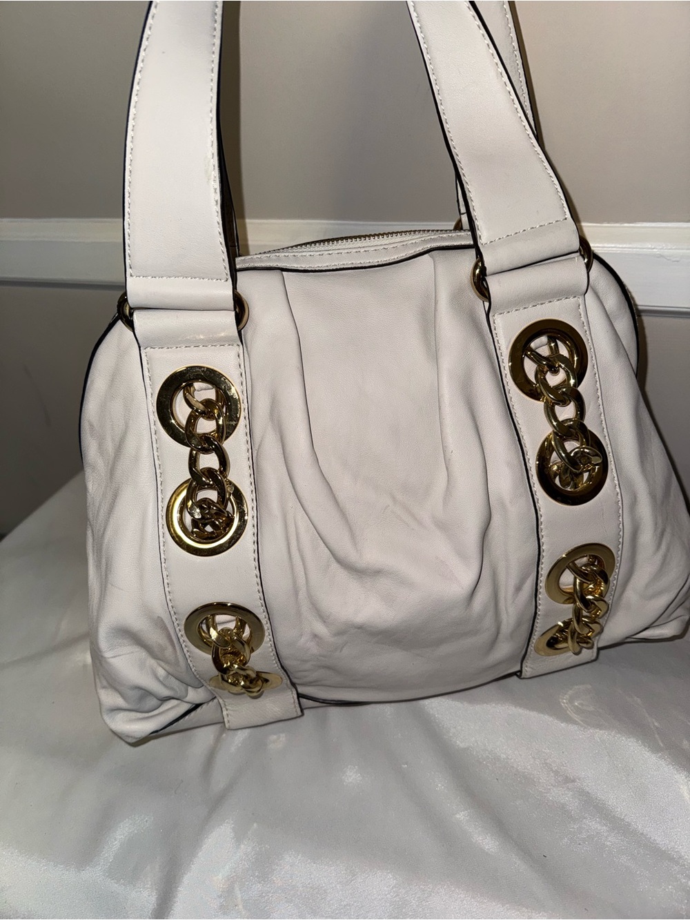 Michael Kors Elegant White Leather Handbag with Gold Chain Accents
